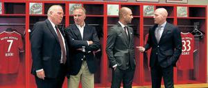 Vielsprachige Plaudertaschen in der Bayern-Kabine. Der Bayer Uli Hoeneß (li.) unterhält sich mit dem gebürtigen Westfalen Karl-Heinz Rummenigge, daneben horcht der Katalane Pep Guardiola (2. v. r.) den Worten des Sachsen Matthias Sammer. 
