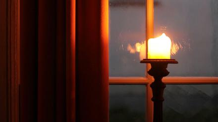 Eine Kerze sorgt für behagliches Licht, und wärmt die Stube sogar ein wenig.