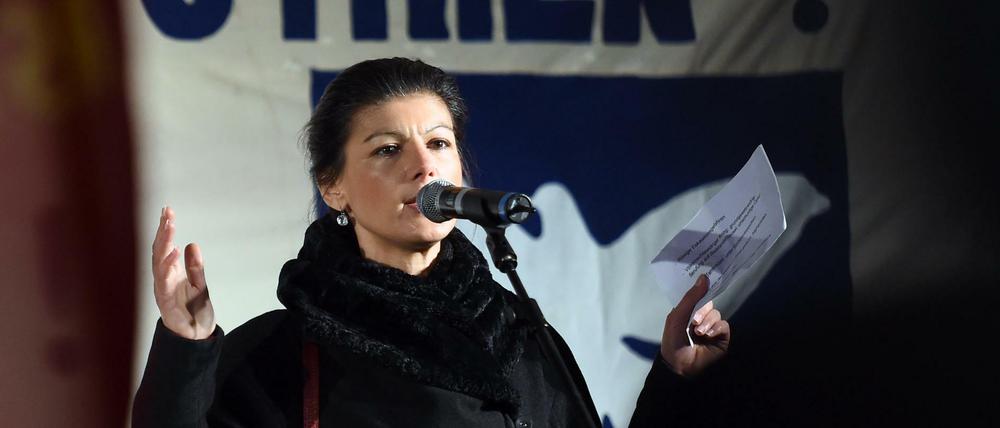Linksfraktionschefin Sahra Wagenknecht im Dezember 2015 auf einer Kundgebung gegen den Bundeswehreinsatz in Syrien. 