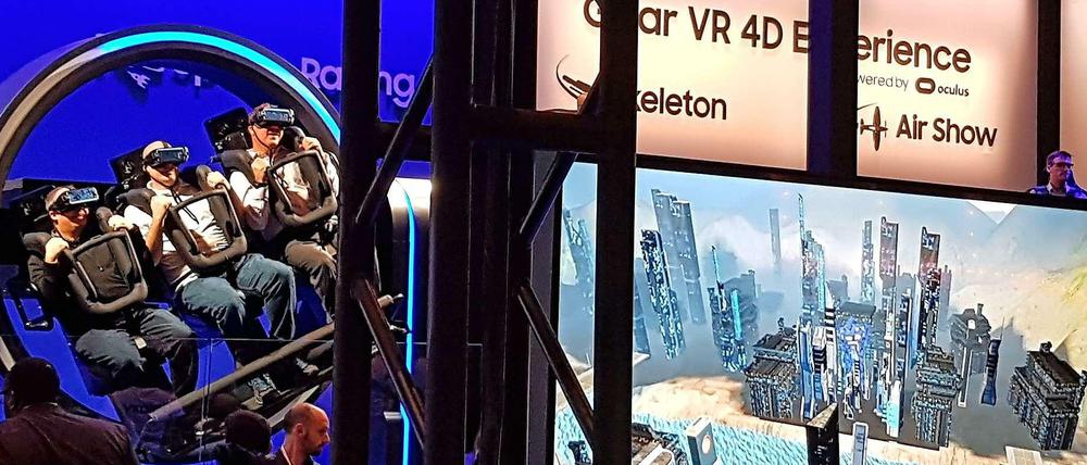 Abgehoben. Auf der CES2017 in Las Vegas schweben Besucher mit VR-Brille auf einem Karussell durch die Virtuelle Welt.