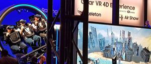 Abgehoben. Auf der CES2017 in Las Vegas schweben Besucher mit VR-Brille auf einem Karussell durch die Virtuelle Welt.