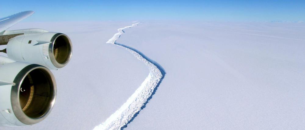 Ein gewaltiger Riss im Larsen-C-Schelfeis in der Antarktis trennt das Eis zunehmend vom Festland (Aufnahme vom 10.11.2016). 