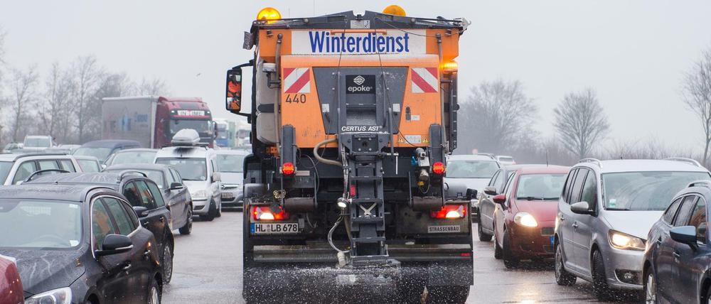 Ein Winterdienstfahrzeug streut am 07.01.2016 auf der Autobahn 1 bei Stapelfeld (Schleswig-Holstein) die vereiste Fahrbahn. Blitzeis bringt den Norden ins Rutschen.