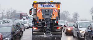 Ein Winterdienstfahrzeug streut am 07.01.2016 auf der Autobahn 1 bei Stapelfeld (Schleswig-Holstein) die vereiste Fahrbahn. Blitzeis bringt den Norden ins Rutschen. 