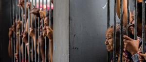 Angehörige von Häftlingen warten auf Informationen.