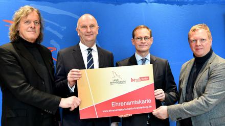 Friedhelm Schatz (Geschäftsführer Filmpark Babelsberg, l-r), Brandenburgs Ministerpräsident Dietmar Woidke (SPD), Berlins Regierender Bürgermeister Michael Müller (SPD) und Tobias Hoffmann (Direktor Bröhan Museum) stellen am 11.01.2017 in Berlin die gemeinsame Ehrenamtskarte vor. 