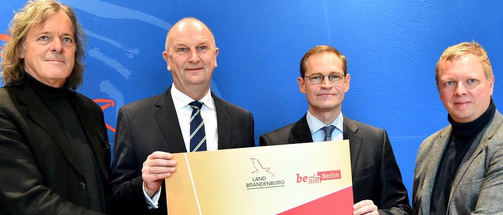 Friedhelm Schatz (Geschäftsführer Filmpark Babelsberg, l-r), Brandenburgs Ministerpräsident Dietmar Woidke (SPD), Berlins Regierender Bürgermeister Michael Müller (SPD) und Tobias Hoffmann (Direktor Bröhan Museum) stellen am 11.01.2017 in Berlin die gemeinsame Ehrenamtskarte vor. 