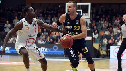 Albas Carl English (r.) im Duell mit Moses Ehambe.