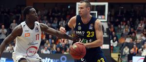 Albas Carl English (r.) im Duell mit Moses Ehambe.