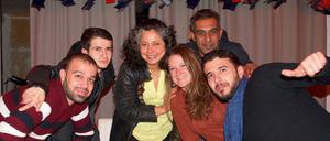 Maha Alusi (Mitte, in schwarzer Jacke) und Nicole Yazolino (im braunen Pulli) sind die Macherinnen von EverybodySong - und mit ihnen insgesamt etwa 60 Männer und Frauen aus Syrien, Irak, Afghanistan, Pakistan, Ägypten, Deutschland, USA, Australien, England 