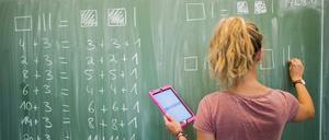 Eine Lehrerin im Unterricht.