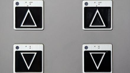 Trotz Brailleschrift an den Aufzügen würde sich unsere sehbehinderte Autorin eher für die Treppe entscheiden: Aufzüge seien oft zu weit weg, bis sie kommen, dauert es oft lange oder sie sind defekt 