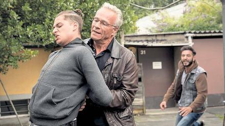 Ziemlich verdächtig. Kommissar Max Ballauf (Klaus J. Behrendt, Mitte) hat den Flüchtenden Khalid Hamidi (Samy Abdel Fattah, l.) geschnappt.