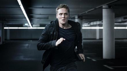 Schweighöfer rennt: Die deutsche Amazon-Serie "You are Wanted" startet am 17. März. 