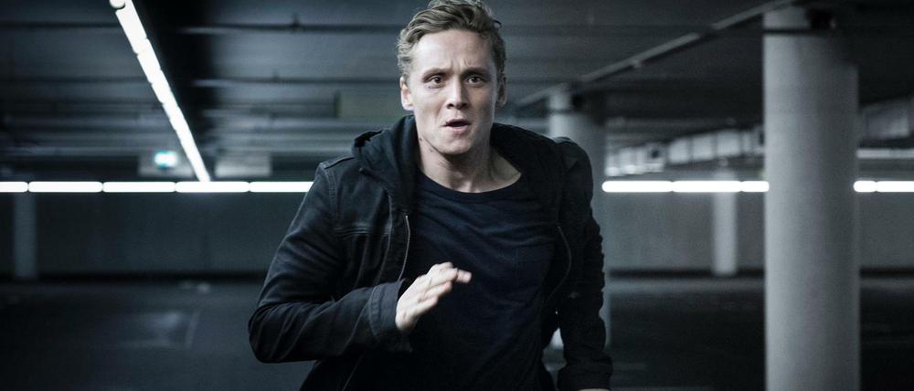 Schweighöfer rennt: Die deutsche Amazon-Serie "You are Wanted" startet am 17. März. 