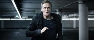 Schweighöfer rennt: Die deutsche Amazon-Serie "You are Wanted" startet am 17. März. 