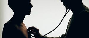 Privat oder gesetzlich? Vor allem für niedergelassene Ärzte macht das einen Riesenunterschied.