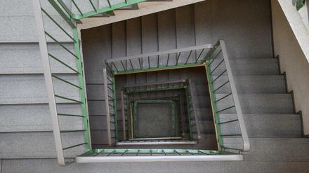 Blick in das Treppenhaus in einem Plattenbau in Cottbus (Brandenburg).