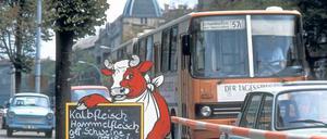 Weißensee, 1990. Ein Ikarus-Bus in der Berliner Allee. Links auf dem Schild wirbt der Fleischer für Paprikaschoten. 