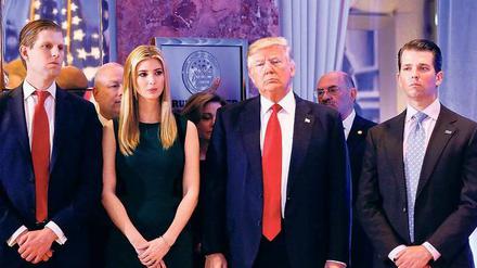 Alles bleibt in der Familie. Donald Trump setzt geschäftlich und politisch auf die unmittelbare Verwandtschaft. Sohn Eric (links) soll seine Geschäfte übernehmen, Schwiegersohn Jared Kushner (rechts) wird sein Chef-Berater im Weißen Haus.