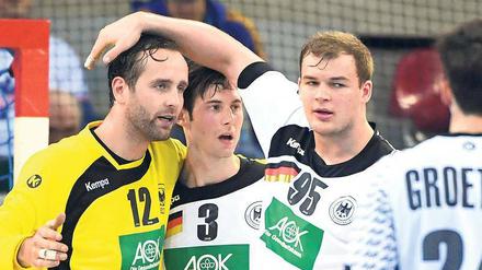 Alter, lass Dich umarmen. Silvio Heinevetter und Uwe Gensheimer feiern den Sieg gegen Ungarn mit Paul Drux (von links nach rechts). Der Berliner Torhüter hatte großen Anteil am Erfolg im ersten Spiel der deutschen Handballer bei der WM in Frankreich. Foto: dpa/Murat