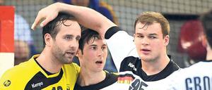 Alter, lass Dich umarmen. Silvio Heinevetter und Uwe Gensheimer feiern den Sieg gegen Ungarn mit Paul Drux (von links nach rechts). Der Berliner Torhüter hatte großen Anteil am Erfolg im ersten Spiel der deutschen Handballer bei der WM in Frankreich. Foto: dpa/Murat