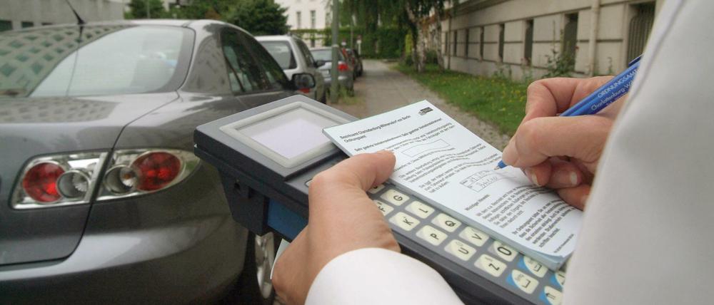 Immer häufiger werden Mitarbeiter angegriffen und beleidigt. (Symbolbild)