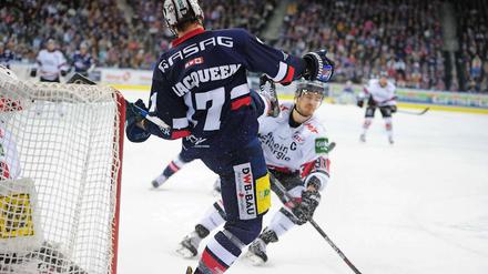 Nur nicht ausrutschen. Eisbär Jamie MacQueen im Spiel gegen Köln (1:2).