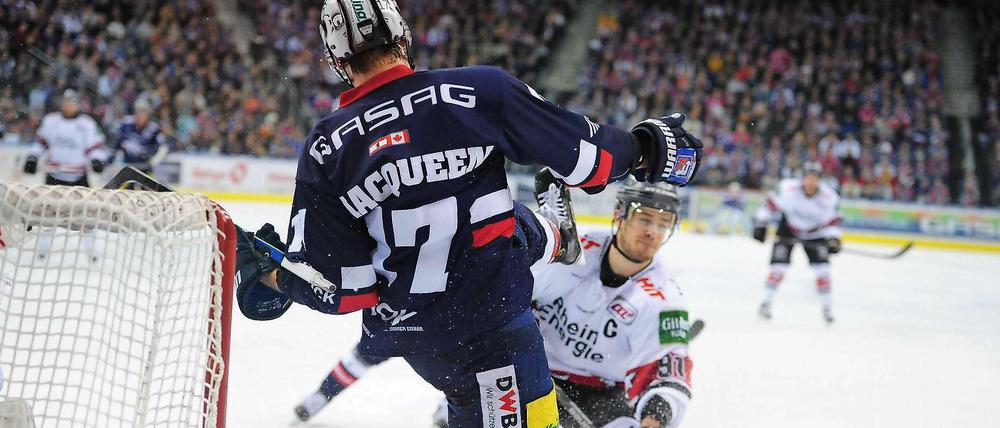 Nur nicht ausrutschen. Eisbär Jamie MacQueen im Spiel gegen Köln (1:2).