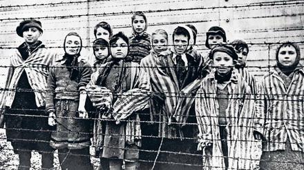 Eva Mozes Kor (Zweite v. rechts, halb verdeckt) und Schwester Miriam (rechts) bei der Befreiung durch die Rote Armee 1945. 