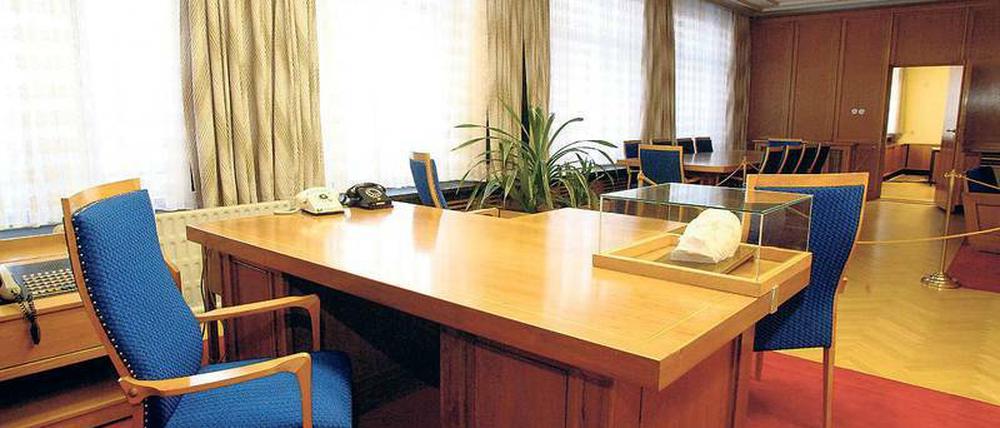 Das Vorleben. Erich Mielke, der einstige Hausherr, hatte seinen Schreibtisch im zweiten Stock des Gebäudes Nummer 1.