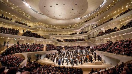 Der große Saal am Eröffnungsabend, mit dem NDR Elbphilharmonie Orchester unter Thomas Hengelbrock. 