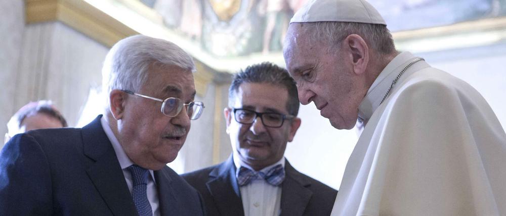 Audienz. Palästinenserpräsident Mahmud Abbas (l.) tritt Papst Franziskus im Vatikan.