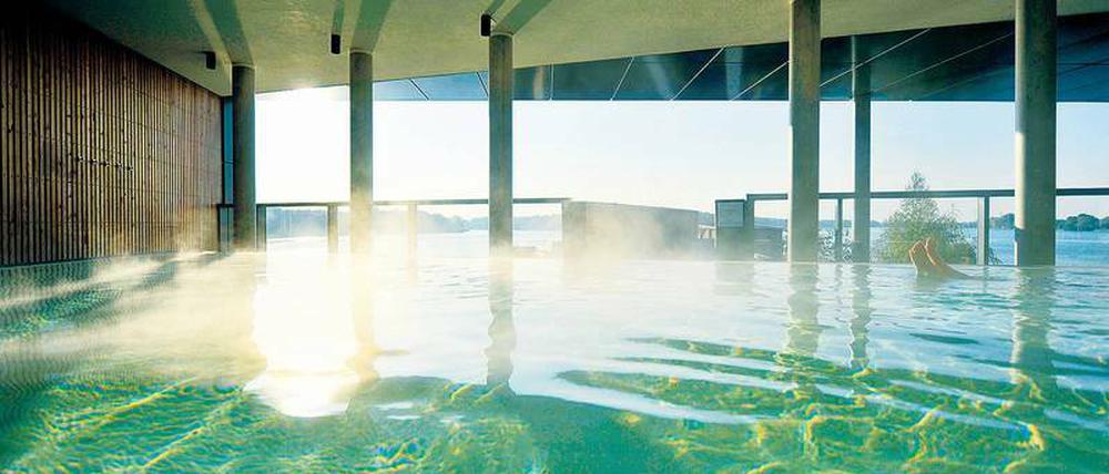 Totale Entspannung: das dampfende Schwimmbad der Fontane-Therme in Neuruppin mit Blick auf den Ruppiner See.