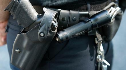 Laut Vorschrift müssen Polizisten ihre Dienstwaffen am Körper tragen.