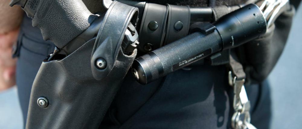 Laut Vorschrift müssen Polizisten ihre Dienstwaffen am Körper tragen.