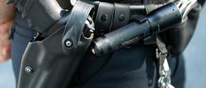 Laut Vorschrift müssen Polizisten ihre Dienstwaffen am Körper tragen.