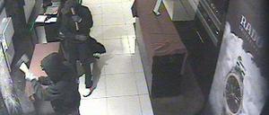 Dieses Foto zeigt zwei Täter beim Einbruch in das Kadewe.