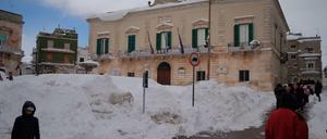 Vor einigen Tagen gab es selbst im südlichen Apulien reichlich Schnee. Viele Kinder konnten nicht zur Schule gehen. Die Klassenräume waren zu kalt.