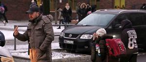 Halt! Stefan Tischer stoppt einen Autofahrer um Kindern das Überqueren der Fahrbahn zu ermöglichen.