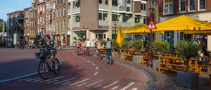 Viel Platz haben Fahrradfahrer, die in Amsterdam unterwegs sind.