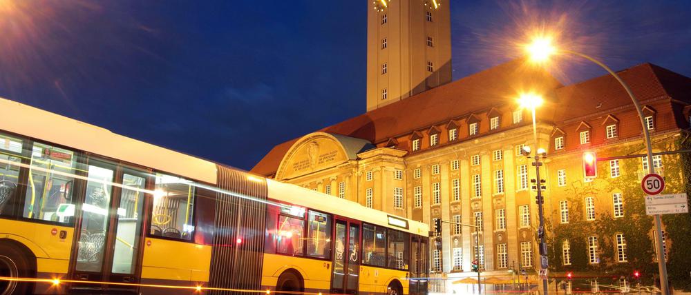 80 Meter hoch und das Zentrum des Bezirks: das Rathaus Spandau.