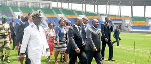 Prominente Platzbegehung. Gabuns Präsident Ali Bongo Ondimba (zweiter von rechts) besichtigt das Stadion in Oyem, eine von vier Spielstätten des Afrika-Cups. Dem Machthaber wird Wahlbetrug vorgeworfen, vor dem Turnierstart am Samstag herrscht Unruhe in dem 1,7-Millionen-Einwohner-Land. 