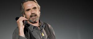 Der Schauspieler debütierte im Jahre 1981 mit der Hauptrolle in dem Fernseh-Mehrteiler "Wiedersehen mit Brideshead".