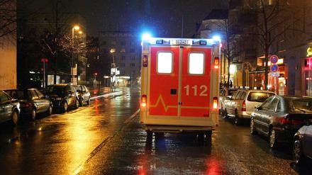 Ein Rettungswagen der Feuerwehr mit Blaulicht im Einsatz in Berlin (Symbolbild).