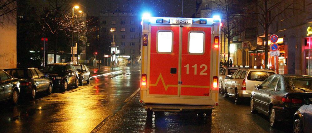 Ein Rettungswagen der Feuerwehr mit Blaulicht im Einsatz in Berlin (Symbolbild).