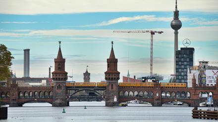 Die Oberbaumbrücke in Berlin verbindet die Ortsteile Kreuzberg und Friedrichshain über die Spree
