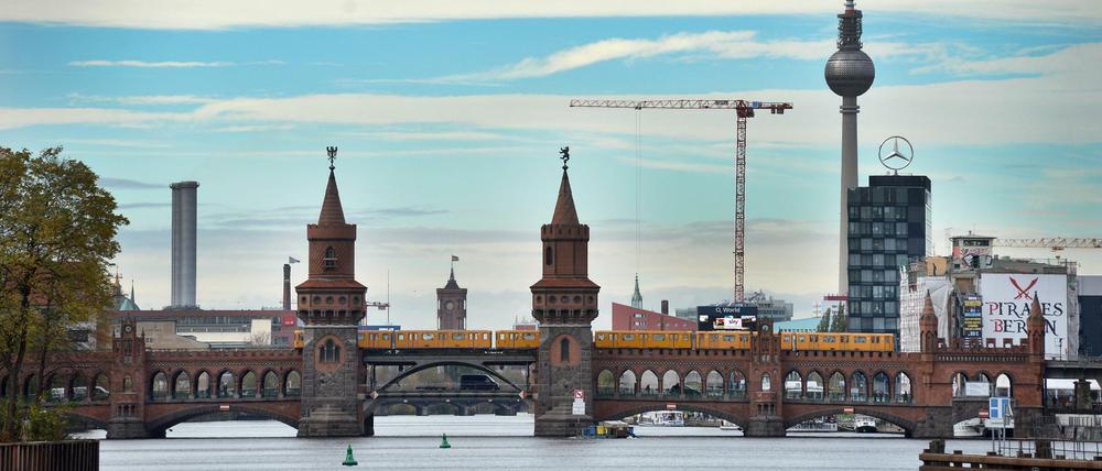Die Oberbaumbrücke in Berlin verbindet die Ortsteile Kreuzberg und Friedrichshain über die Spree
