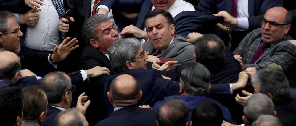 Schlägerei im türkischen Parlament am Rande der Debatten über die geplante Verfassungsreform.