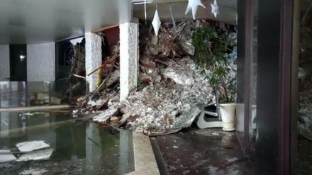 Ein Videostandbild der Schneelawine im Inneren des Hotels "Rigopiano" 
